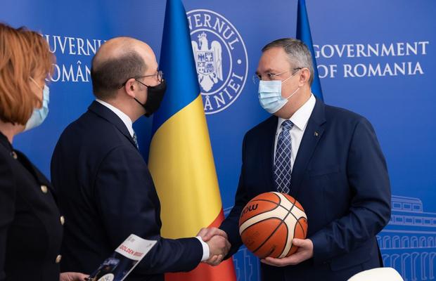Starurile din NBA ar putea veni în România » Candidatura anunțată la întâlnirea dintre prim-ministrul Ciucă și secretarul general al FIBA