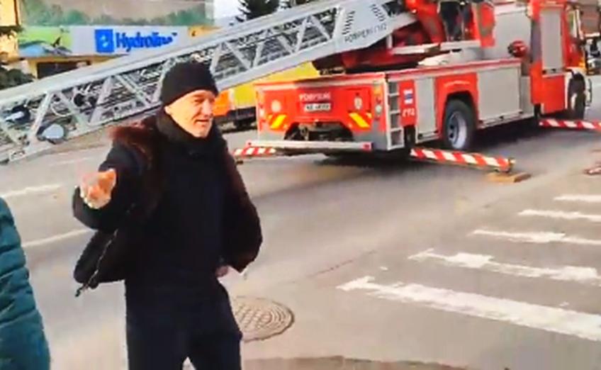 Un bărbat a provocat un adevărat fiasco în fața locuinței lui Gigi Becali din Pipera. S-a urcat pe un stâlp din apropiere și a transmis că va coborî doar dacă finanțatorul celor de la FCSB va ieși și îi va asculta doleanțele.