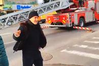 Un bărbat s-a urcat pe stâlpul din fața casei lui Becali: „Nea Gigi, ieși afară!” » Cum a fost rezolvat incidentul