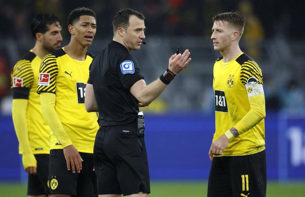 Arbitrul de la meciul controversat dintre Dortmund și Bayern povestește prin ce a trecut: „Soția a plâns. E greu de suportat”