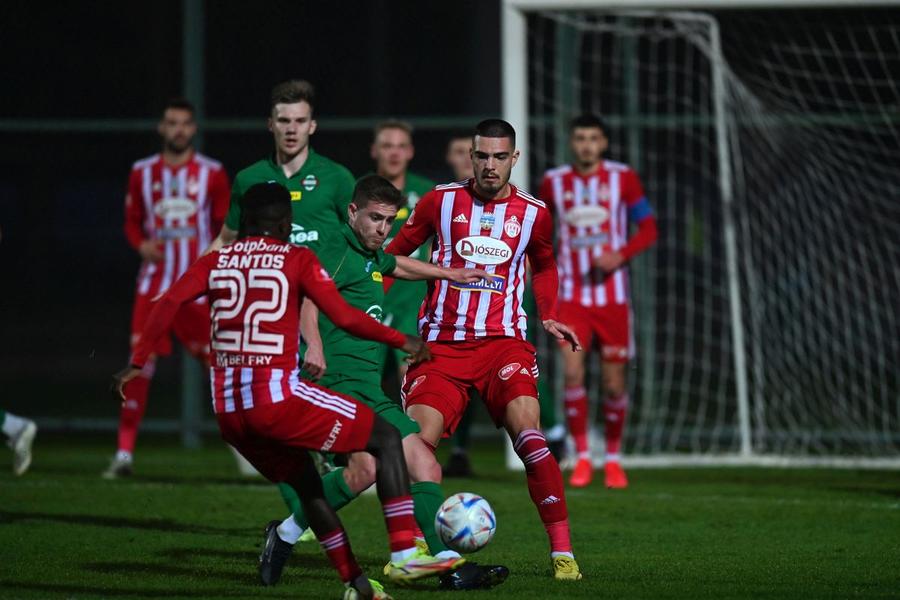 La Sepsi, Denis (primul din dreapta) evoluează tot în alb și roșu, ca la Dinamo.
Foto: Cristi Preda (GSP) „M-au înjurat, dar sper să revină în Liga 1” » Denis Ciobotariu nu-i poartă ranchiună lui Dinamo, în ciuda apostrofărilor de care a avut parte din partea fanilor din „Ștefan cel Mare”