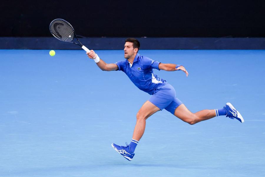 Novak Djokovic în plină alergare Foto Imago Stefanos Tsitsipas și generația nouă: „Vor să-și arate mașinile, dar și a mea e încă grozavă, e vintage!”