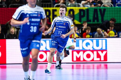 Naționala Insulelor Feroe a debutat cu un eșec la Campionatele Europene de handbal masculin, 29-32 în fața Slovenia, națională cu rezultate importante în ultimul deceniu.