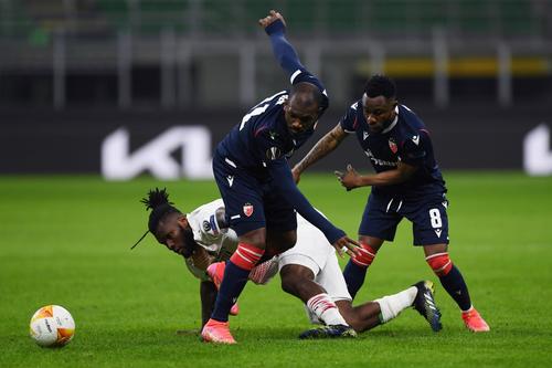 Guélor Kanga Kaku, în duel cu fostul milanist Frank Kessie // Foto: Imago