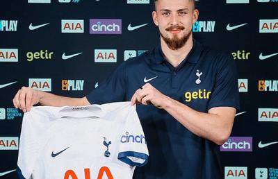 Cât costă tricoul lui Radu Drăgușin pus la vânzare de Tottenham » Comparație cu FCSB, Dinamo și Rapid