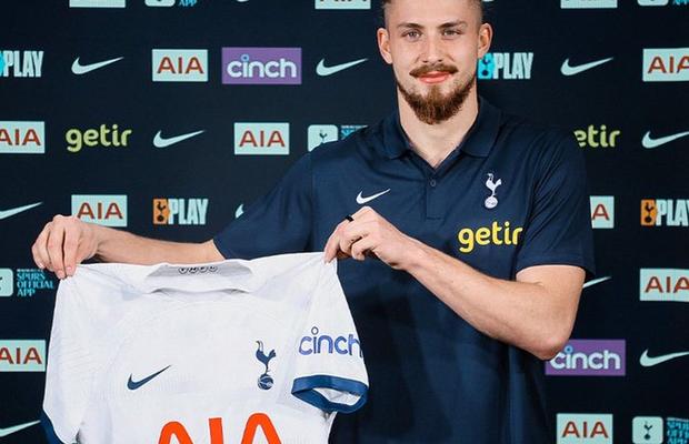 Cât costă tricoul lui Radu Drăgușin pus la vânzare de Tottenham » Comparație cu FCSB, Dinamo și Rapid