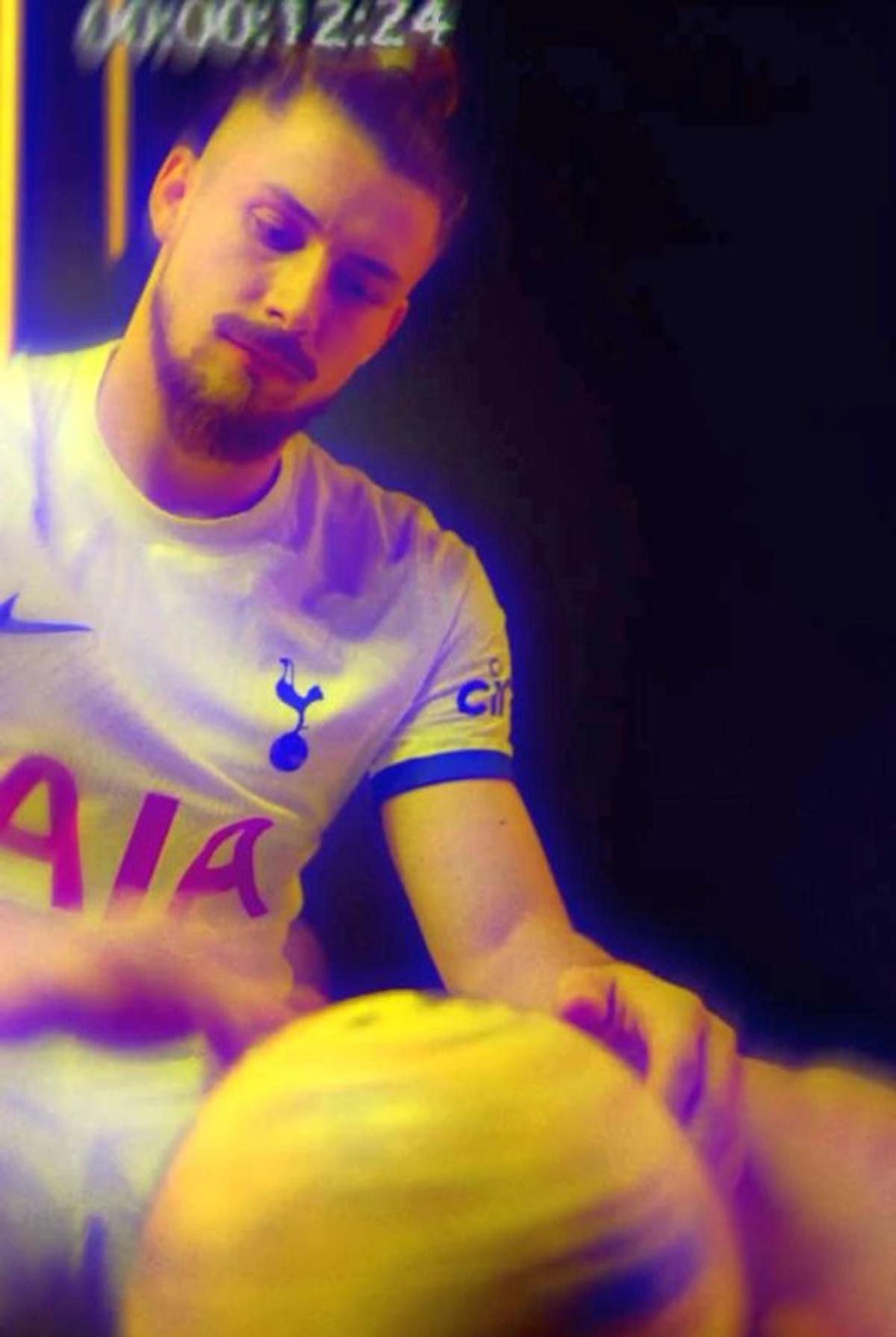 FOTO Radu Drăgușin, ședință foto la prezentarea la Tottenham