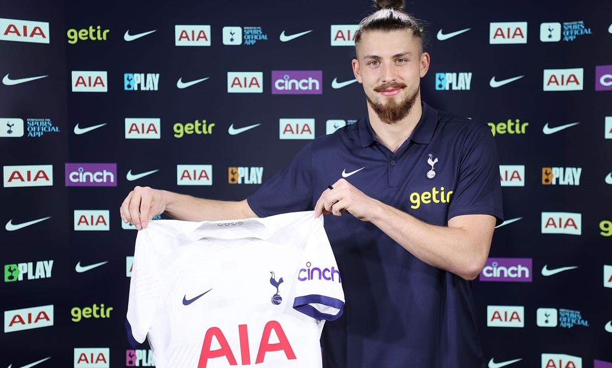 FOTO Radu Drăgușin, ședință foto la prezentarea la Tottenham