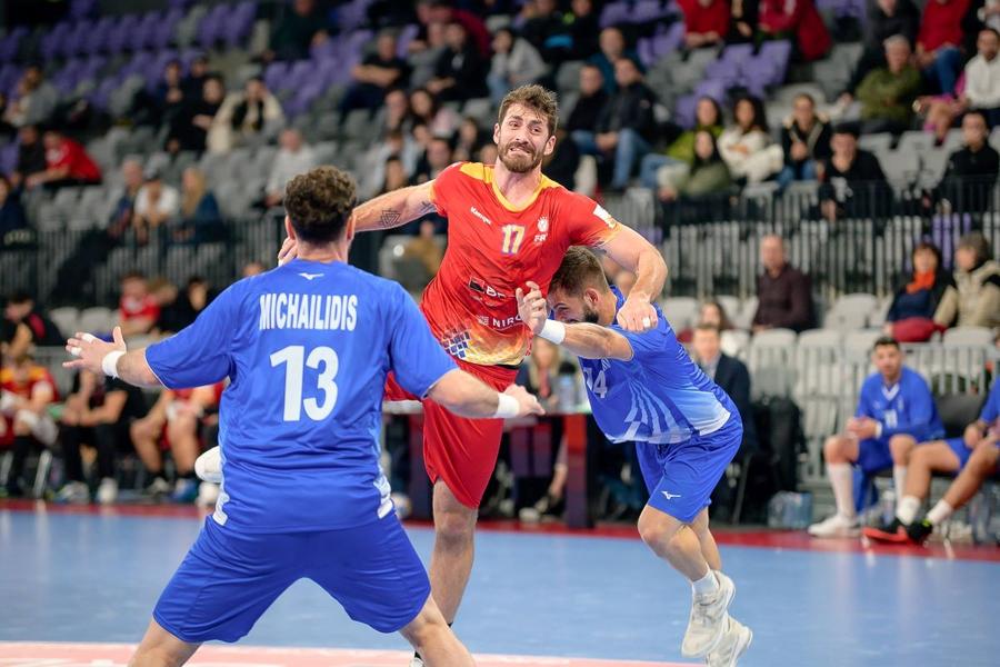 Dorin Racoțea în atac în amicalul cu Grecia din decembrie 2023 Foto Imago România debutează AZI la Campionatul European, după 28 de ani de absență » Interviu cu selecționerul Xavi Pascual: „Vrem să jucăm un handbal bun, dar trebuie să fim realiști”