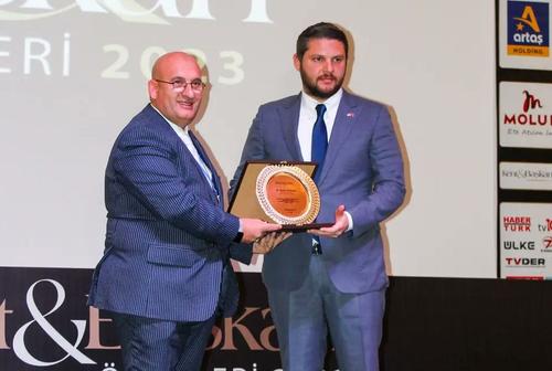 Serhan Cetinsaya, în dreapta imaginii