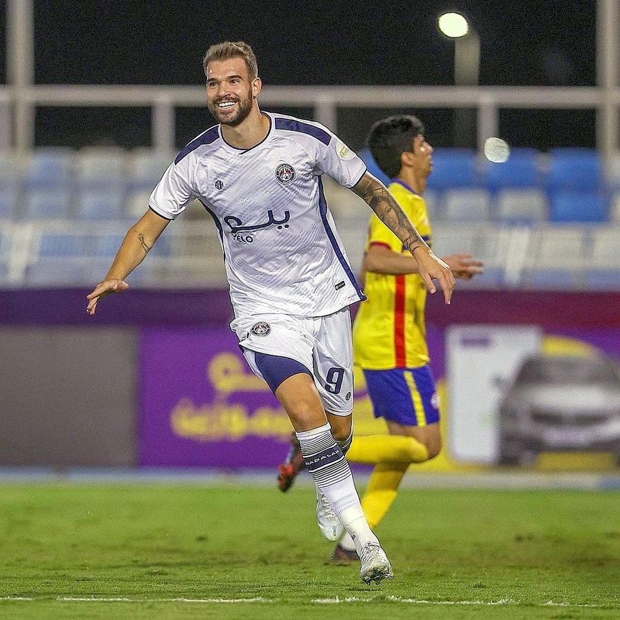 Alexandru Tudorie în tricoul lui Al-Adalah (Arabia Saudită). Foto: Instagram @aladalahclub Atacantul român care a cucerit trofee cu trei echipe diferite, recomandat lui Dinamo! A ajutat FCSB să câștige ultimul titlu de campioană