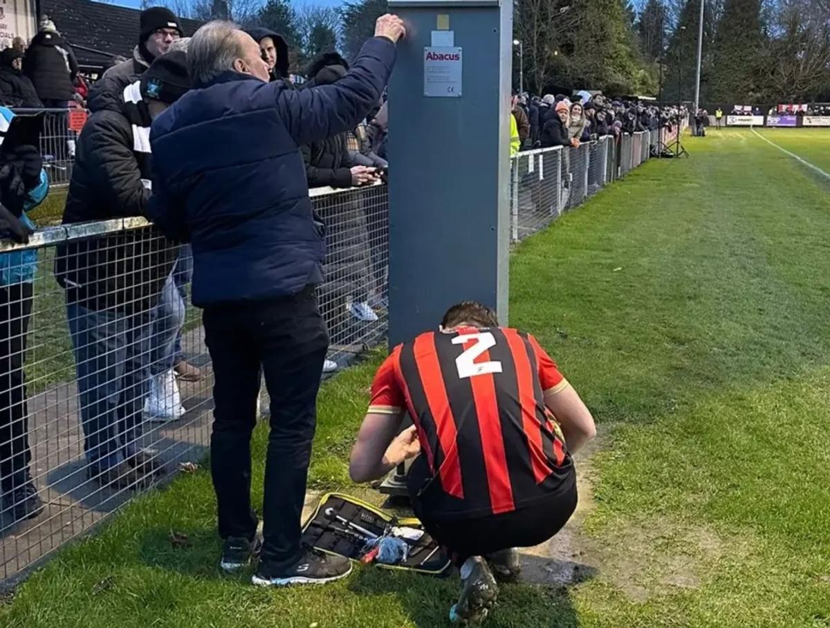 Fotbalistul-electrician de la Sittinbourne care a depanat instalația de noctură a stadionului