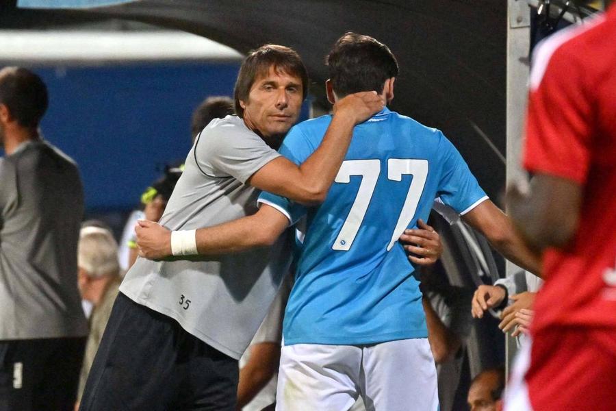 Khvicha Kvaratskhelia și Antonio Conte / Foto: Imago Marele regret al patronului lui Napoli: „Agentul lui m-a mințit și m-a amenințat. L-aș fi semnat pe Gyokeres!”
