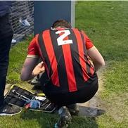 Liam Smith a trecut la munca de jos, reparând defecțiunea electrică a noctunei / Foto: X Sittinbourne FC