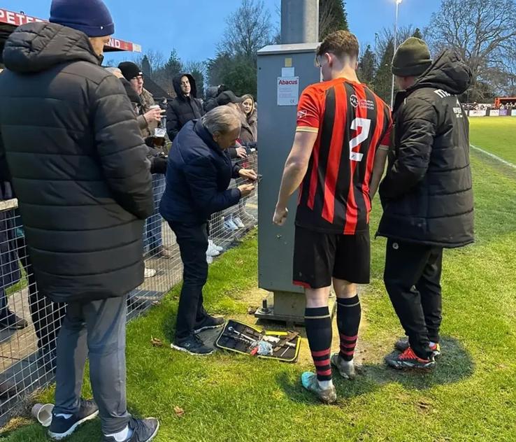 Liam Smith a trecut la munca de jos, reparând defecțiunea electrică a noctunei / Foto: X Sittinbourne FC