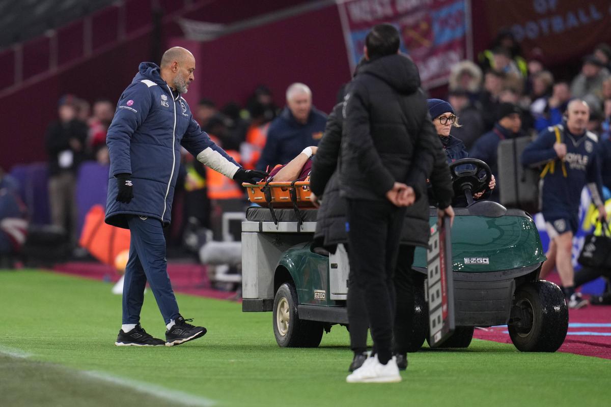 Incident teribil în FA Cup: jucător din Premier League, scos de pe teren cu targa » Fanii, îngroziți: „Îi auzeam țipetele în timp ce jocul continua”