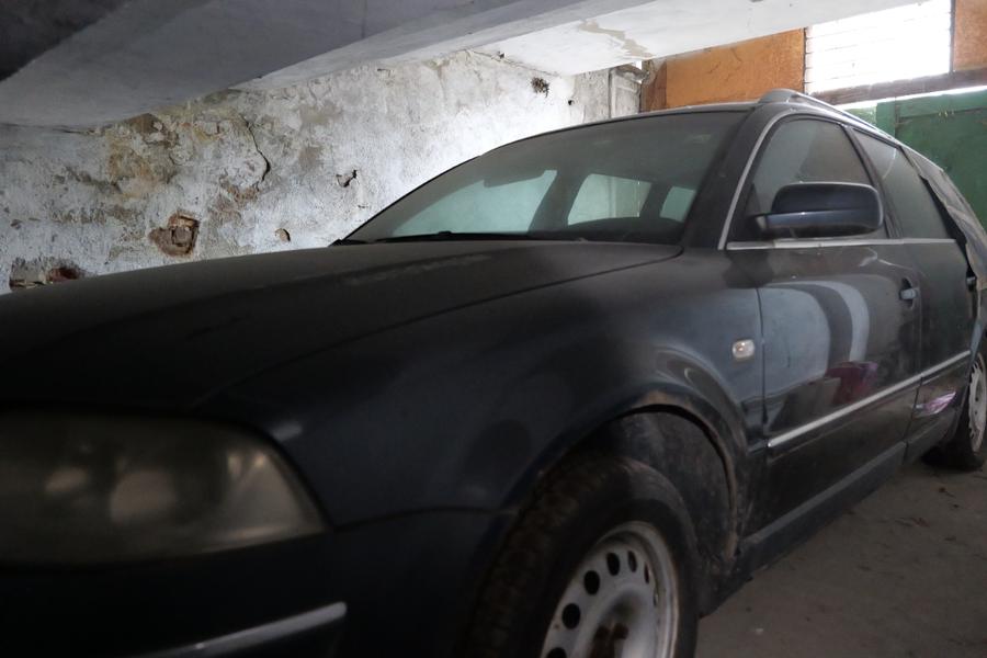 Mașină abandonată la Stadionul Dinamo înaintea demolării. Foto: Andrei Furnigă, GSP Stadionul Dinamo fierbe pe dinăuntru » Ce au găsit reporterii GSP, la ultima tură înainte de demolare. „A fost izvor de sănătate”, acum ascunde detalii șocante