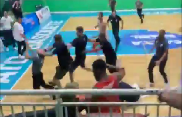 Scene șocante în Brazilia! Arbitrii unui meci de baschet au fost atacați, pe teren, după fluierul final
