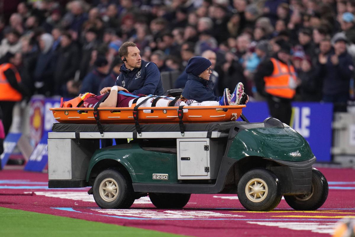 Incident teribil în FA Cup: jucător din Premier League, scos de pe teren cu targa » Fanii, îngroziți: „Îi auzeam țipetele în timp ce jocul continua”
