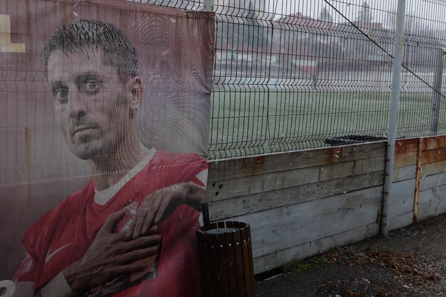 Banner cu Dănciulescu în Complexul Sportiv Dinamo. Foto: Andrei Furnigă, GSP Stadionul Dinamo fierbe pe dinăuntru » Ce au găsit reporterii GSP, la ultima tură înainte de demolare. „A fost izvor de sănătate”, acum ascunde detalii șocante