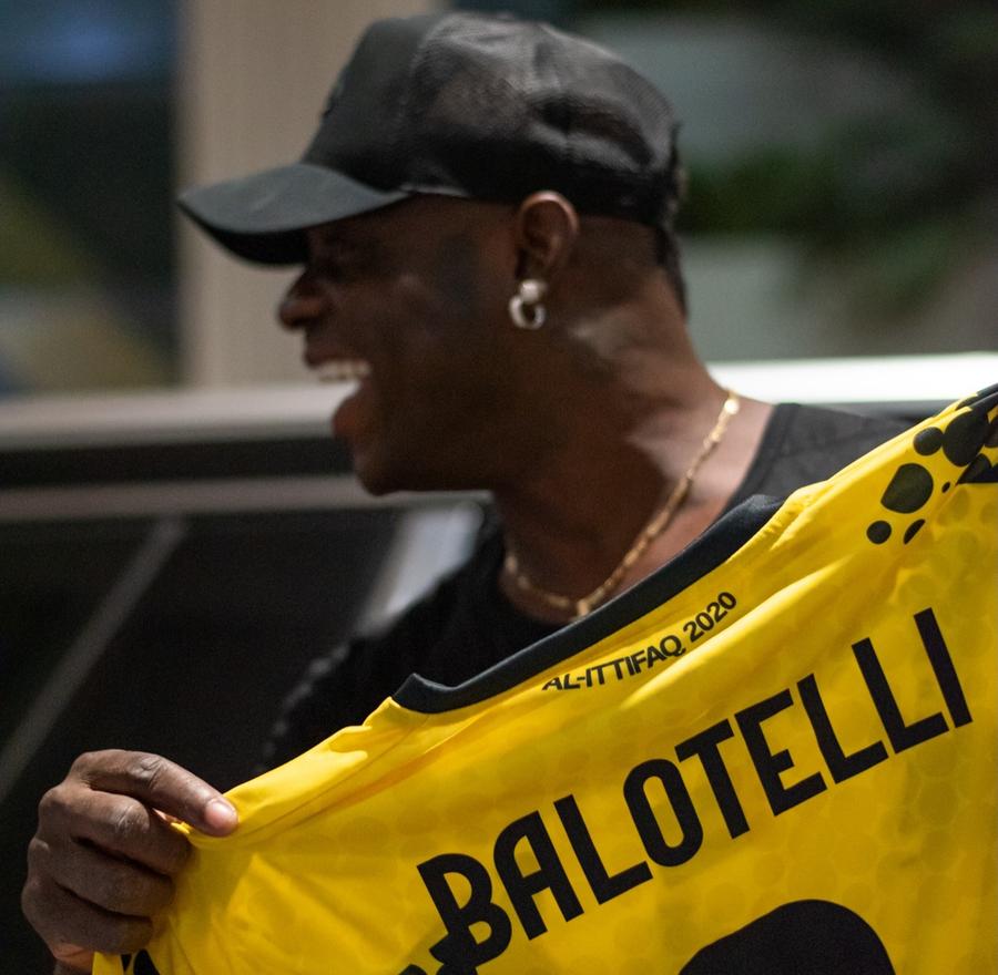 Mario Balotelli a semnat în Emiratele Arabe Unite / foto: Facebook AL ITTIFAQ FC Mario Balotelli are un nou club » Fostul star de la Manchester City a ajuns în liga a doua