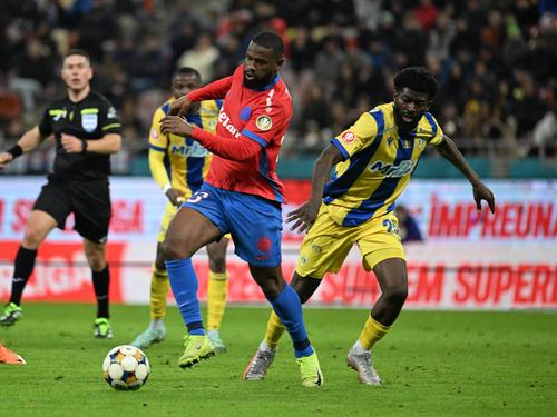 Aici în duel cu Thiam, Jerome Onguene (dreapta) a fost integralist la Petrolul în remiza cu FCSB din toamnă, 1-1 pe Arena Națională. Foto: Imago