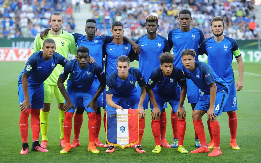 Jerome Onguene (al doilea din stânga, sus) în echipa Franței din finala lui Euro U19 din 2016, alături de Mbappe (primul din stânga, jos). Foto: Imago Petrolul îl trimite în Turcia și pe fostul coleg al lui Mbappe! Agentul Cengiz Erten confirmă mutarea: „Mâine face vizita medicală”
