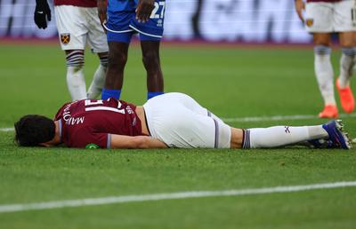 Incident teribil în FA Cup: jucător din Premier League, scos de pe teren cu targa » Fanii, îngroziți: „Îi auzeam țipetele în timp ce jocul continua”
