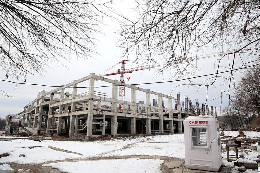 Lucrările au fost abandonate la patinoarul „Mihai Flamaropol” Foto: Libertatea