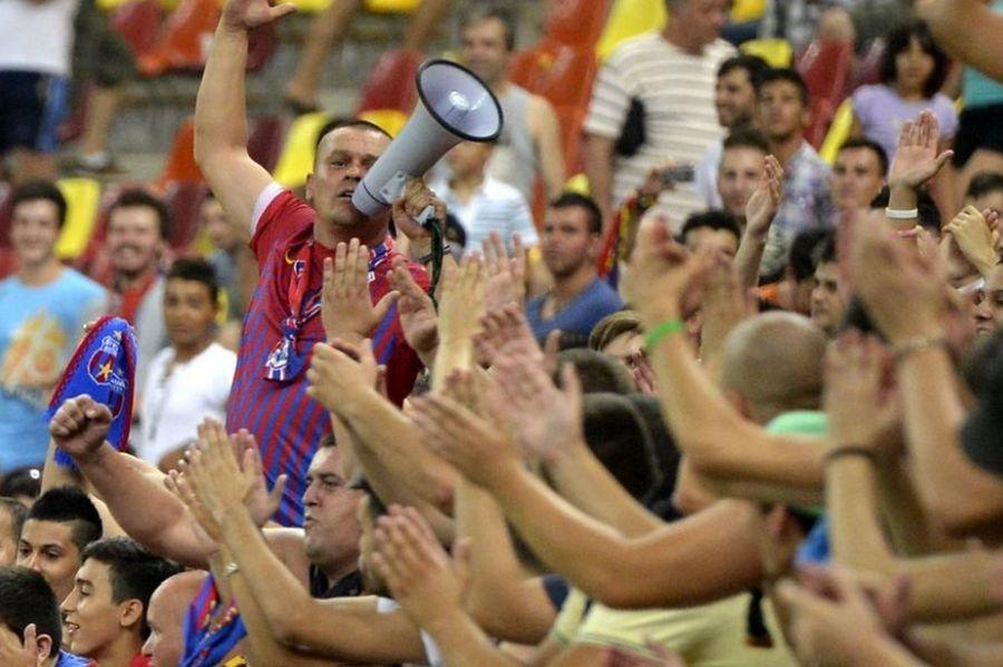 Gheorghe Mustață (cu portavocea), în galeria FCSB Eliminarea cu Dinamo o aruncă pe FCSB în scandal! Îi cere lui Mihai Stoica să plece: „Te știu, MM, ți-ai bătut joc! Demisia ACUM!”