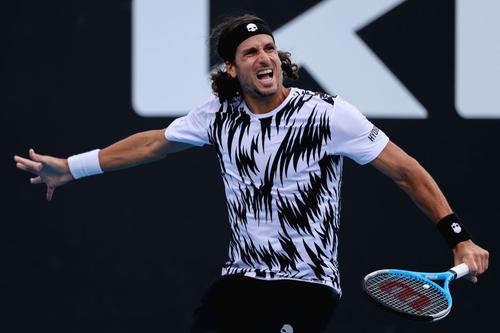Veteranul Feliciano Lopez (39 de ani, 65 ATP) a revenit senzațional în fața italianului Lorenzo Sonego (25 de ani, 35 WTA) și s-a impus 5-7, 3-6, 6-3, 7-5, 6-4.
