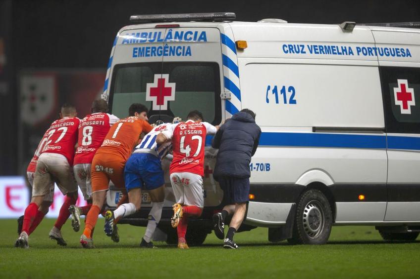 Ambulanța, împinsă de pe teren în Braga - FC Porto // foto: Imago