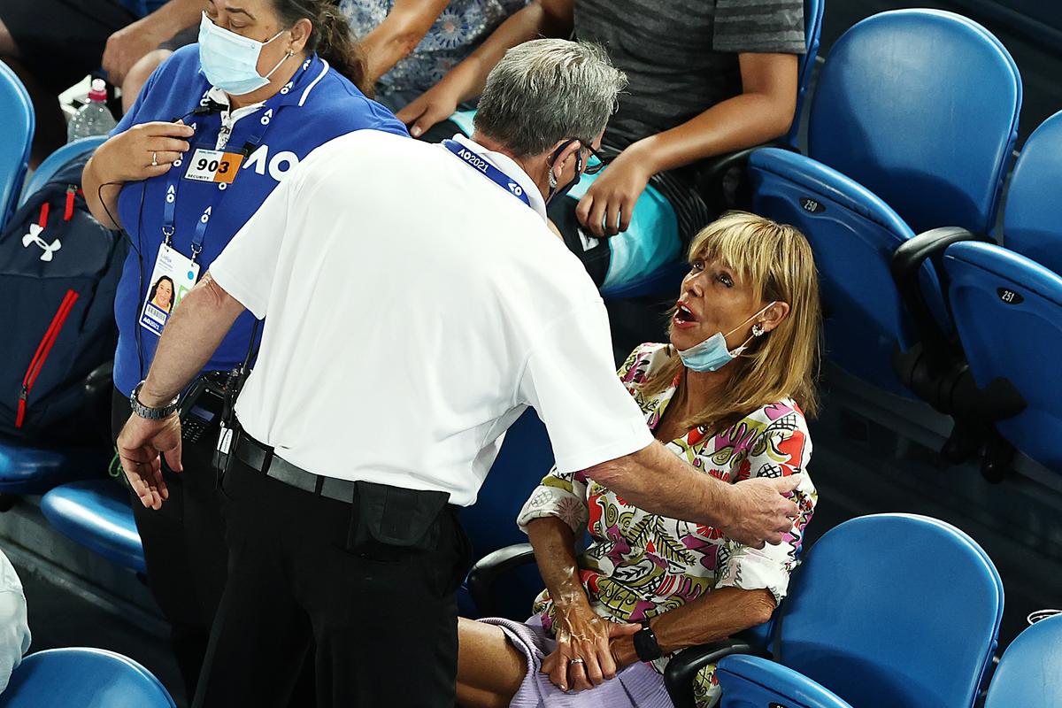 VIDEO + FOTO O fană l-a întrerupt pe Nadal și i-a arătat semne obscene! Reacția lui Rafa, înainte ca femeia să fie evacuată