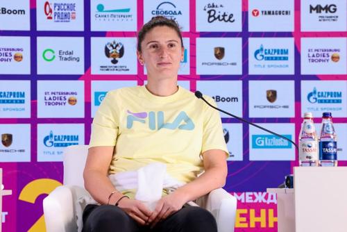 Irina Begu zâmbitoare la Sankt Petersburg