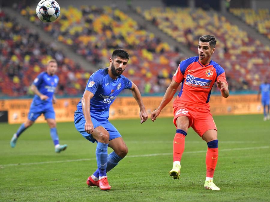 Florin Achim (stânga), în duel cu Valentin Gheorghe. Foto: Imago Nici bun, nici tânăr, nici cu CV » FCSB bifează cel mai ciudat transfer al sezonului