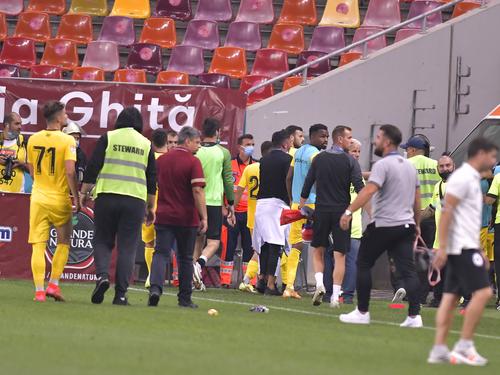 Fotbaliștii lui Gaz Metan părăsesc gazonul Arenei Naționale, după meciul cu Rapid / FOTO: Imago-Images