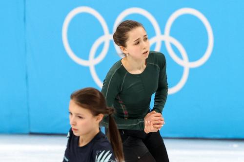 Patinatoarea Kamila Valieva (15 ani), medaliată cu aur la proba pe echipe la Jocurile Olimpice 2022, a fost testată pozitiv la trimetazidină, o substanță interzisă folosită pentru combaterea problemelor cardiace.  (foto: Imago)