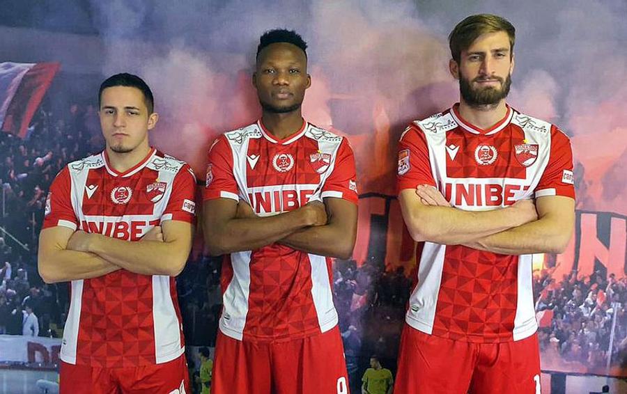 Desire Azankpo, în centrul imaginii, în momentul prezentării la Dinamo Probleme fără sfârșit la Dinamo » S-a accidentat și riscă să rateze restul sezonului regulat