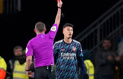Decizie bizară în Premier League » Arbitrul i-a arătat două „galbene” în 5 secunde: „A vrut să apară pe prima pagină!”