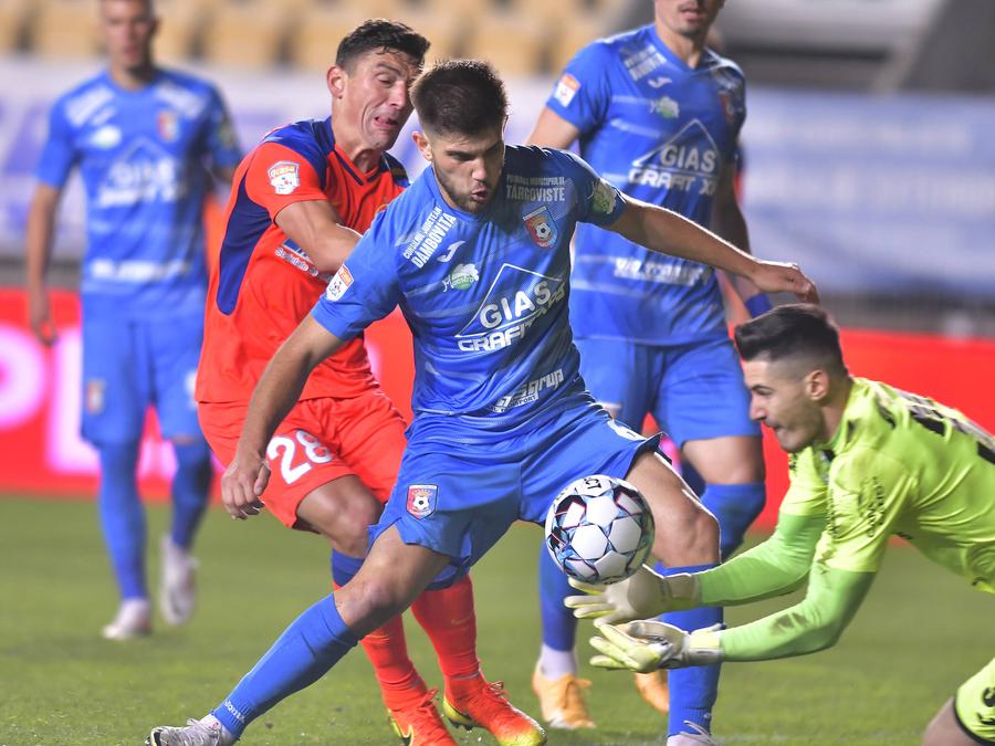 Paul Iacob, în duel cu Claudiu Keșeru // FOTO: Imago Gigi Becali explică transferul surprinzător pregătit de FCSB: „MM Stoica zice că e bun și merg pe mâna lui”