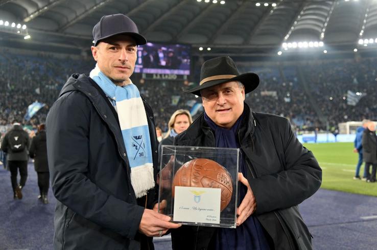 Ștefan Radu, premiat înainte de Lazio - Atalanta / Sursă foto: Guliver/Getty Images