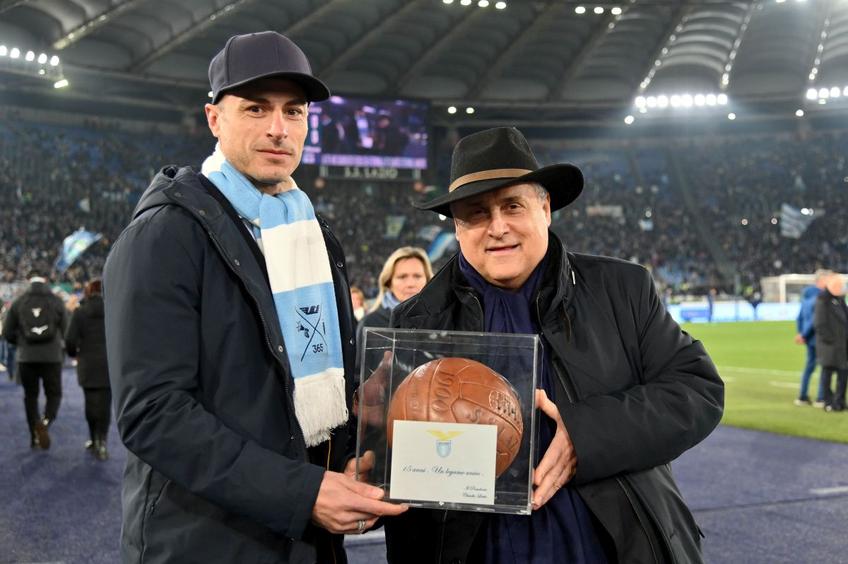 Ștefan Radu, premiat înainte de Lazio - Atalanta / Sursă foto: Guliver/Getty Images
