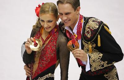 Medicii i-au amputat picioarele maestrului Roman Kostomarov, campion olimpic la patinaj artistic: „Acum ne luptăm să-i salvăm mâinile”
