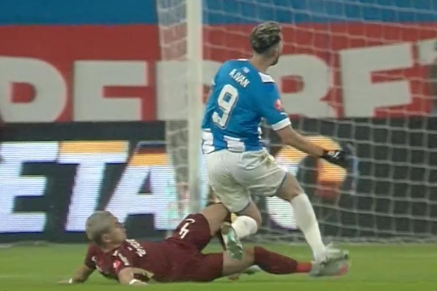 Manea susține că a lovit mingea înainte să-l ia pe sus pe Ivan // foto: captură DigiSport „Am gaură în gheată, mi-au intrat crampoanele-n picior!” » Manea a tunat la interviu: „Frustrant! Le-a pus mingea pe 16 metri”