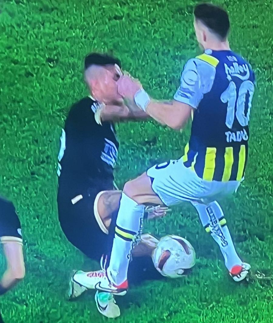 Dusan Tadic l-a călcat pe Richard și a luat doar „galben” Scandal uriaș, după deciziile controversate de arbitraj » Acuză „centralul” că vrea să dea titlul marii rivale: „Ești orb la cartonașe roșii! Misiunea ta nu va fi îndeplinită”