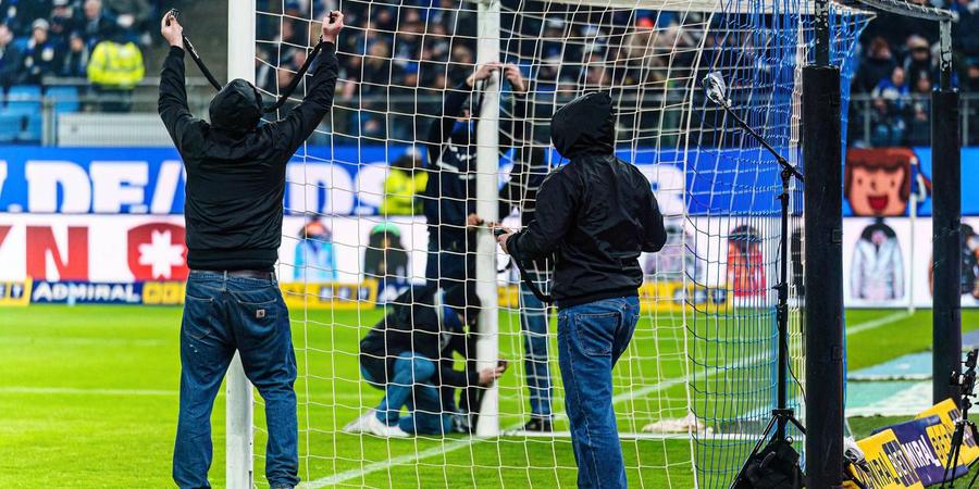 Momentul în care fanii pun lanțurile pe porțile de joc Protestele în Germania au continuat și astăzi » Meci oprit, „bombardament” din tribune
