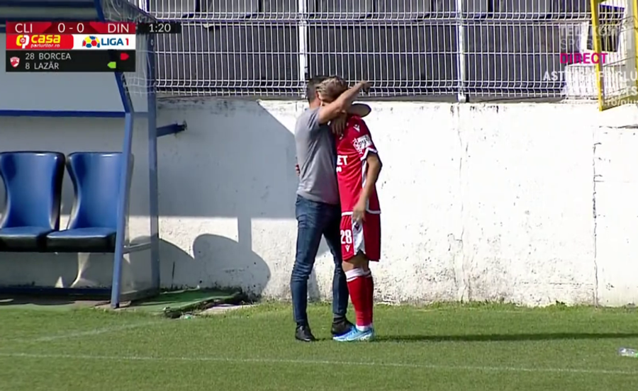 Mihalcea îl consolează pe Borcea, după ce l-a scos de pe teren din primul minut Schimbat la debut după doar 20 de secunde, din cauza regulii U21
