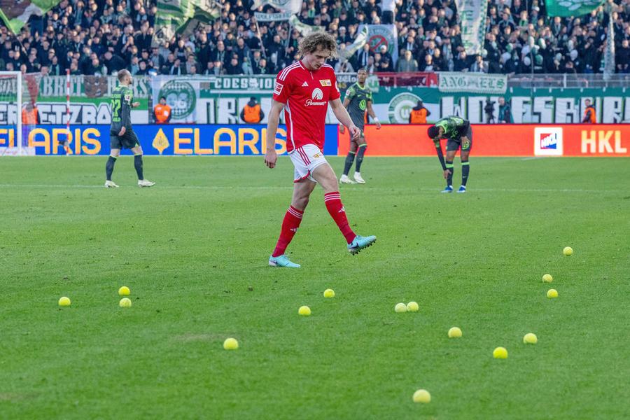 Imagine de la meciul Union Berlin cu Wolfsburg FOTO Imago Protestele în Germania au continuat și astăzi » Meci oprit, „bombardament” din tribune