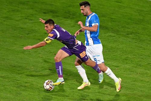 Andreas Calcan, 29 de ani, în duel cu Andrei Ivan, pe când juca la FC Argeș. Foto: Imago Images