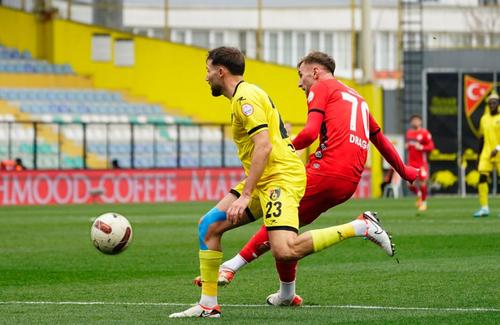 Execuția perfectă a lui Denis Drăguș. Așa a egalat la Istanbulspor - Gaziantep, 1-1 la pauză Foto: Twitter Gaziantep